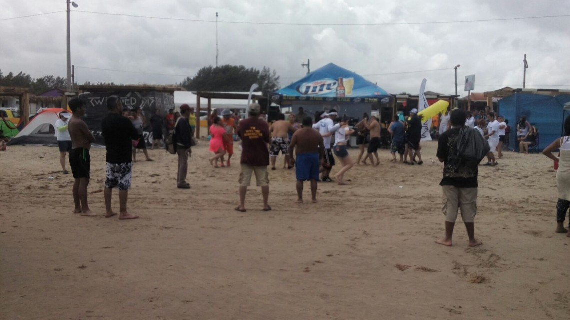 Gran afluencia de visitantes en playa tesoro, en este Viernes Santo.