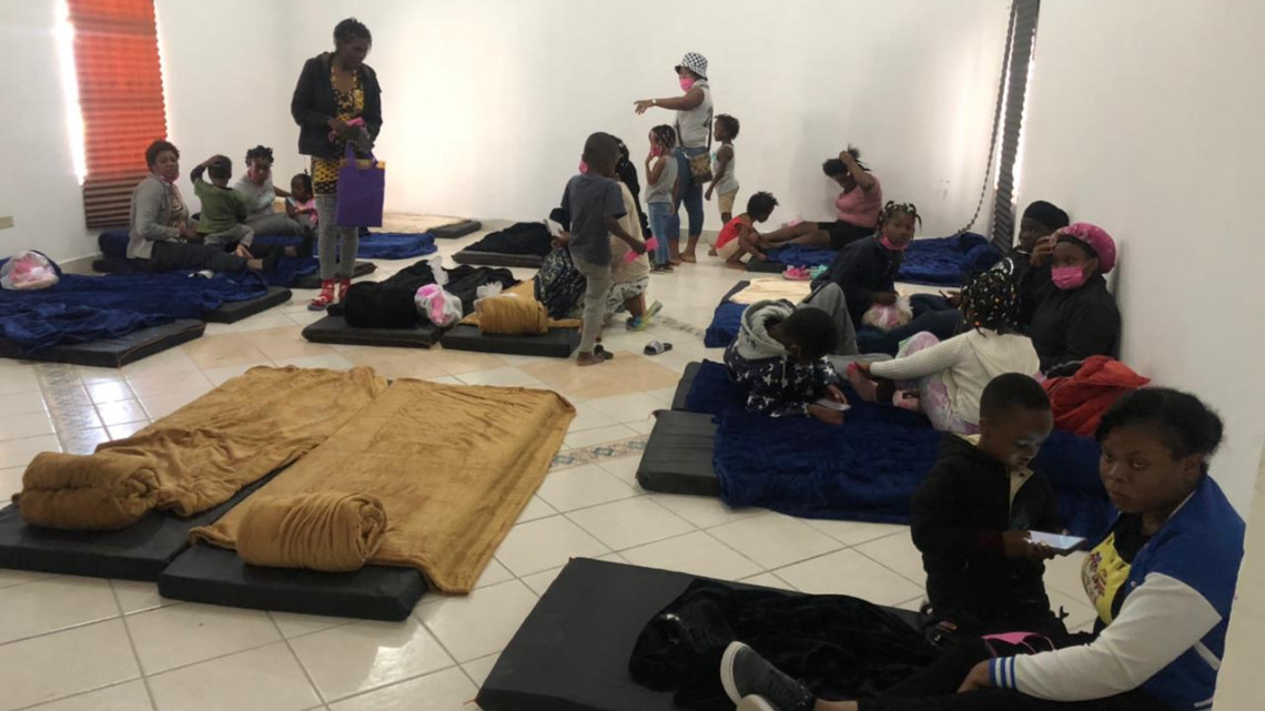 Entregan cobertores y colchonetas a migrantes en albergues