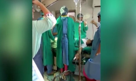 Muere bebé durante cesárea por discusión de médicos 