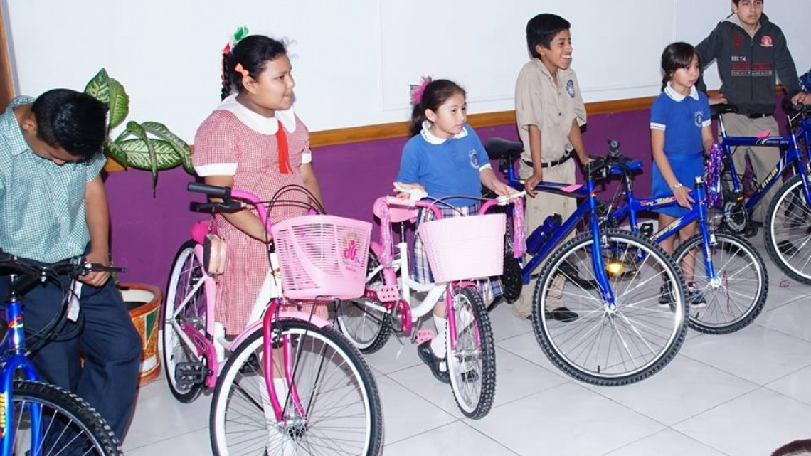 Entregan bicicletas a alumnos de primaria
