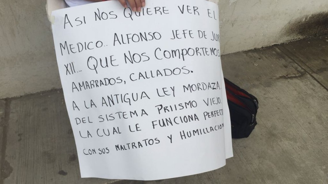 Peculiar protesta de empleada contra el jefe de la jurisdicción número 12