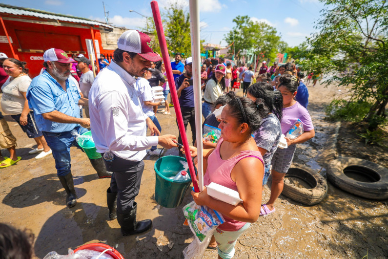 Apoya Carlos Peña a familias de Las Palmas en situación de necesidad