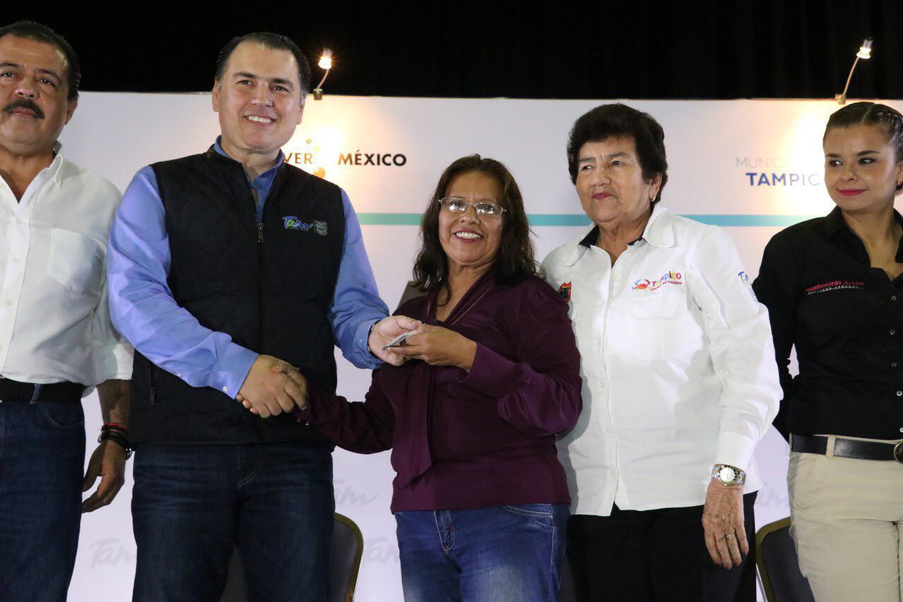 Gerardo Flores y Magdalena Guerra, entregan apoyo del programa "Empleo Temporal"