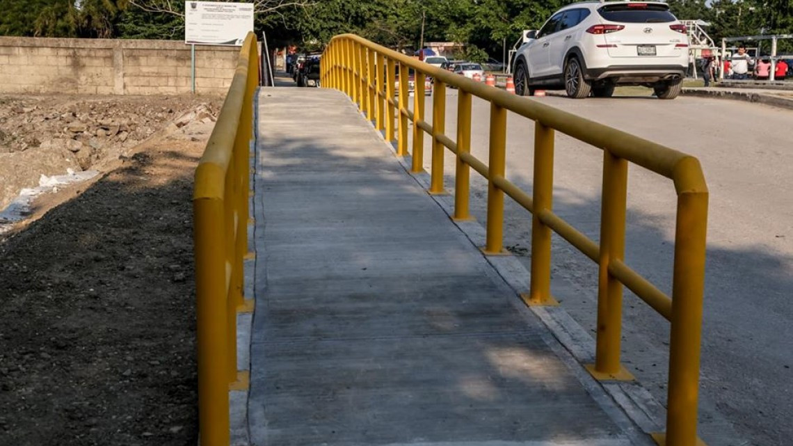 Entrega alcalde puente peatonal