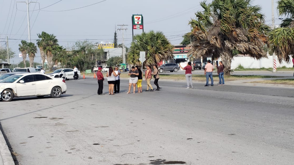 Madres de familia bloquean la Av. Marte R. Gómez en Matamoros