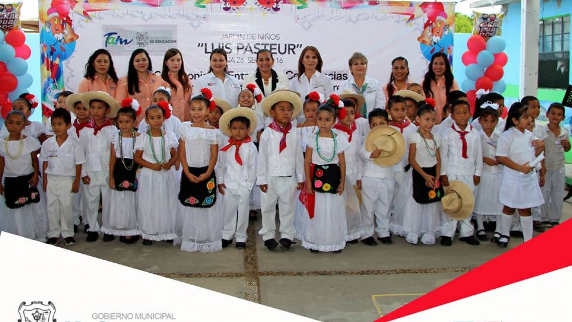 Entregan constancias en jardín de niños
