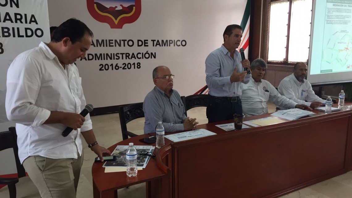 Sector comercial y educativo acuden a plática informativa sobre pasó inferior