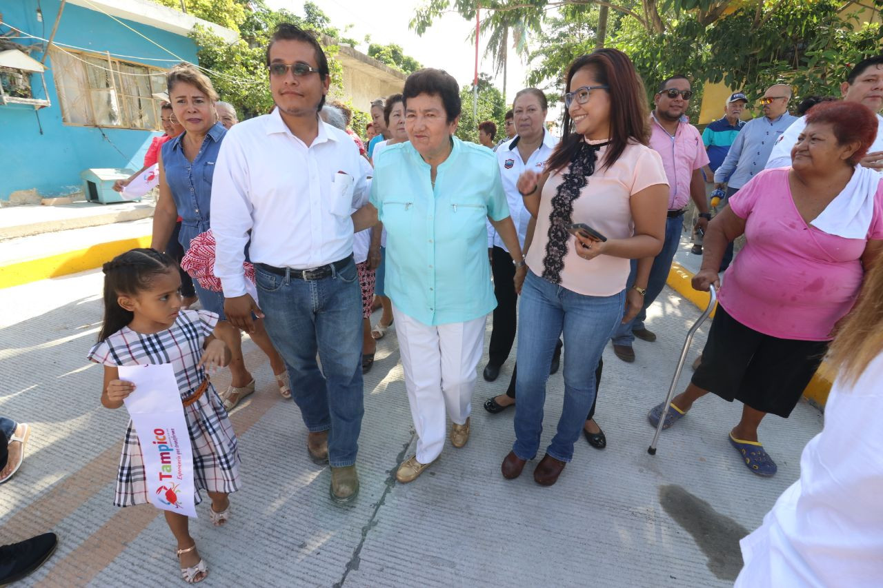 Inaugura Magda Peraza pavimentaciones en la Morelos y Cascajal