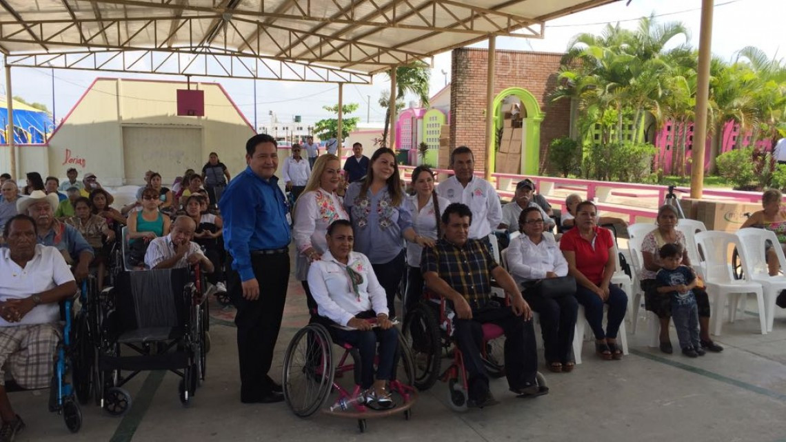 Entregan aparatos funcionales a personas con alguna discapacidad