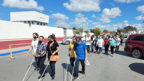 Concluye bastotón con caminata y entrega de bastones