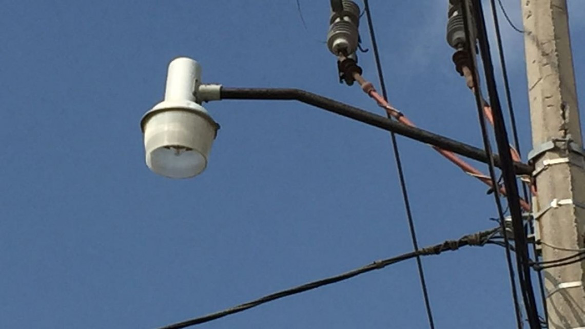 Rehabilitan lámparas viejas para mantener iluminada la ciudad