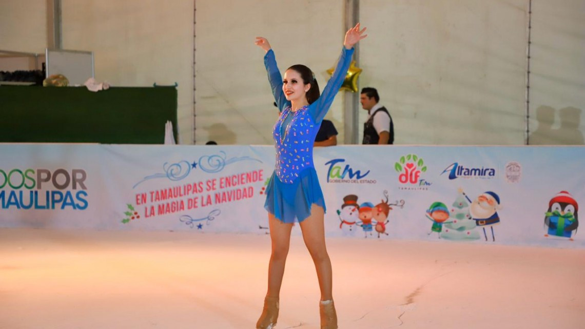 Disfrutan familias altamirenses de la pista de patinaje sobre hielo