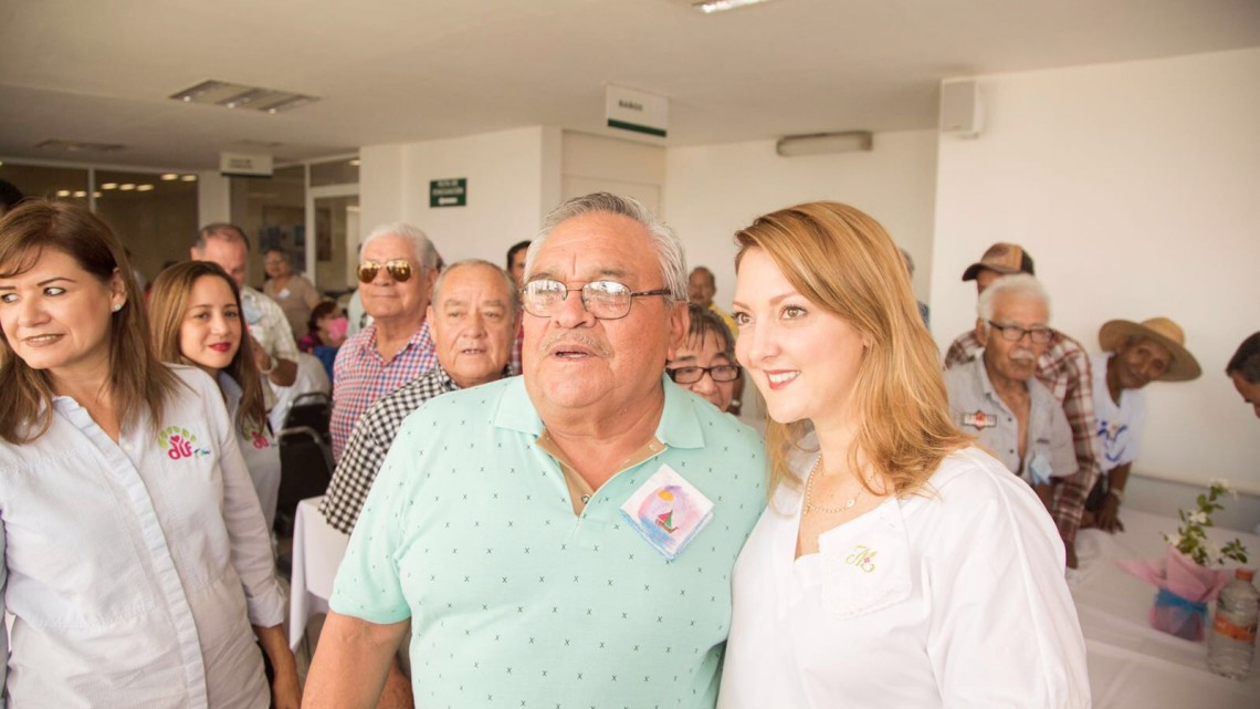 Festeja Mariana Gómez a padres y madres de Casa Club del Adulto Activo