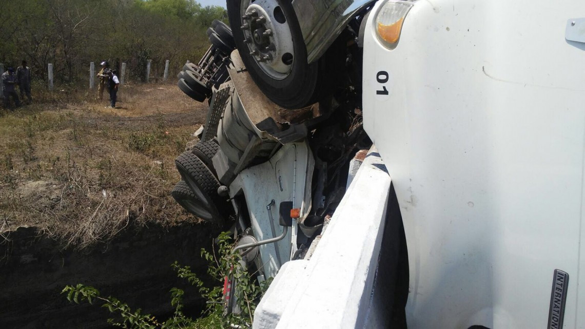 Menor de edad herido en volcadura de tráiler