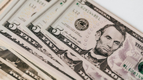 ¡Dólar baja aún más! Divisa estadounidense se cotiza $17.23