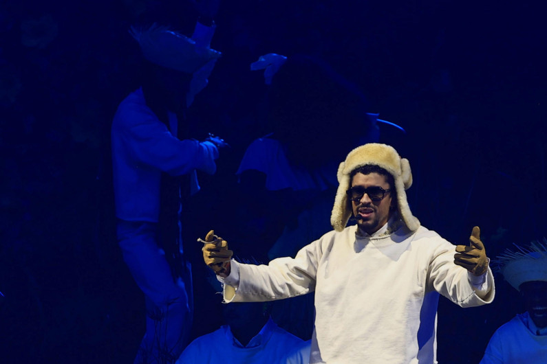 Bad Bunny mantiene el suspenso sobre invitados en su histórico show del Super Bowl