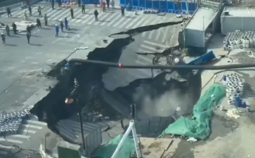 Espectacular hundimiento abre enorme socavón en Shanghái durante construcción del metro