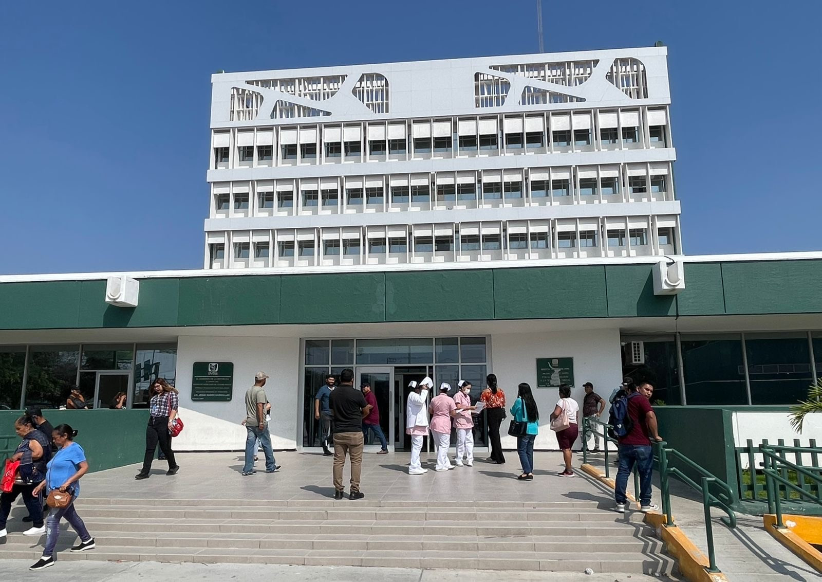 IMSS no avisa cambio de tratamiento a pacientes con VIH, acusan activistas