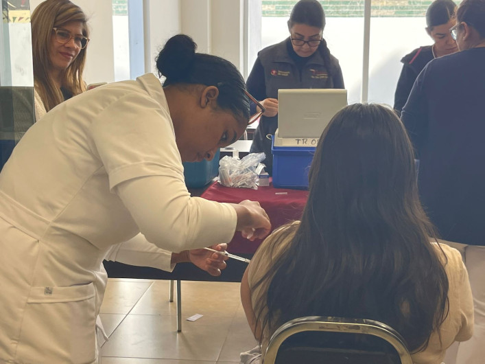 Vacunan a maestros contra el sarampión en el CREDE