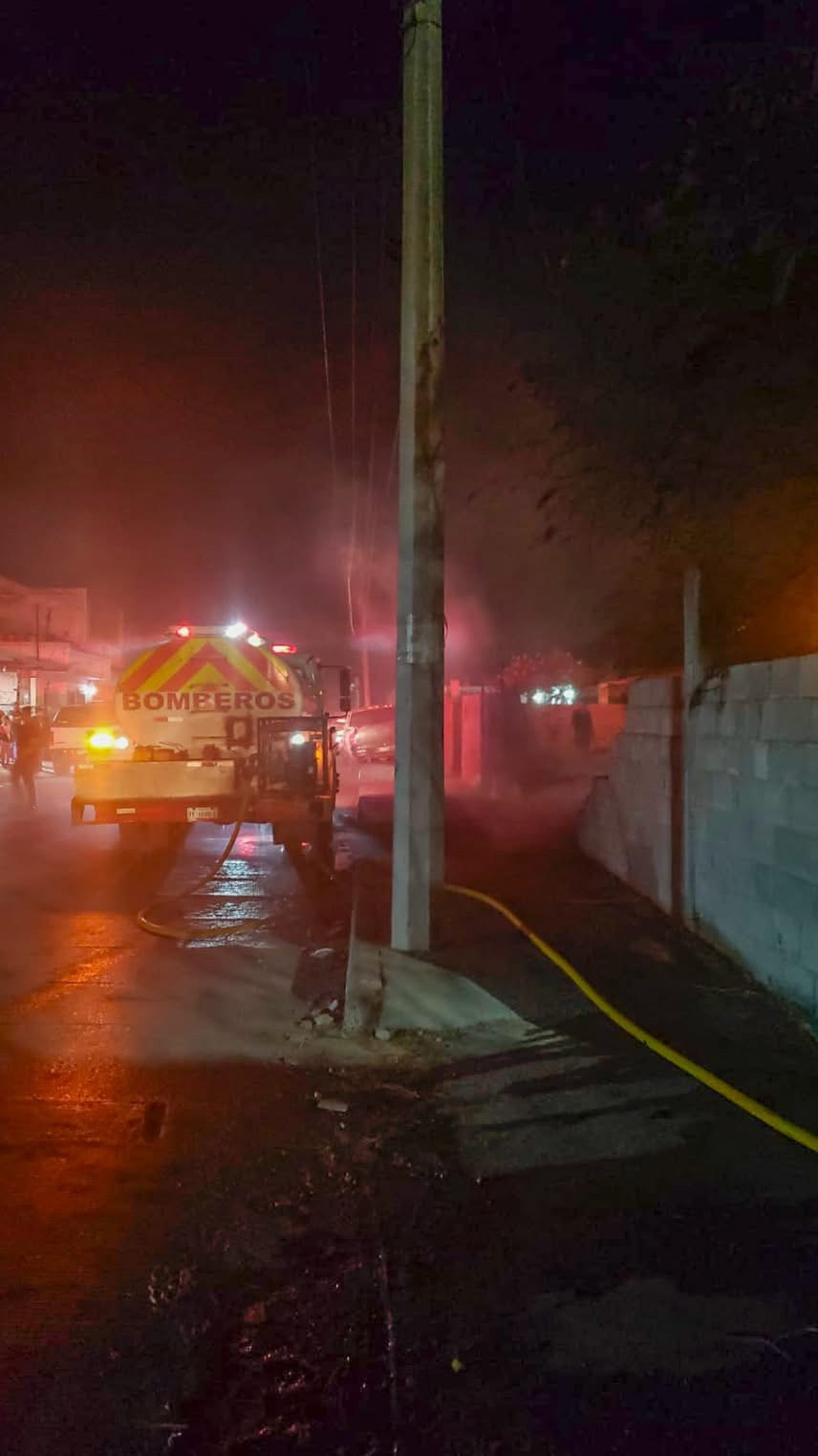 Bomberos controlan incendio en predio baldío del Fraccionamiento Reynosa