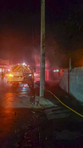 Bomberos controlan incendio en predio baldío del Fraccionamiento Reynosa