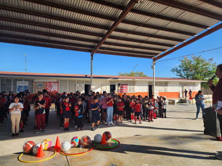 Gobierno municipal impulsa la fortalece el deporte escolar con entrega de material deportivo