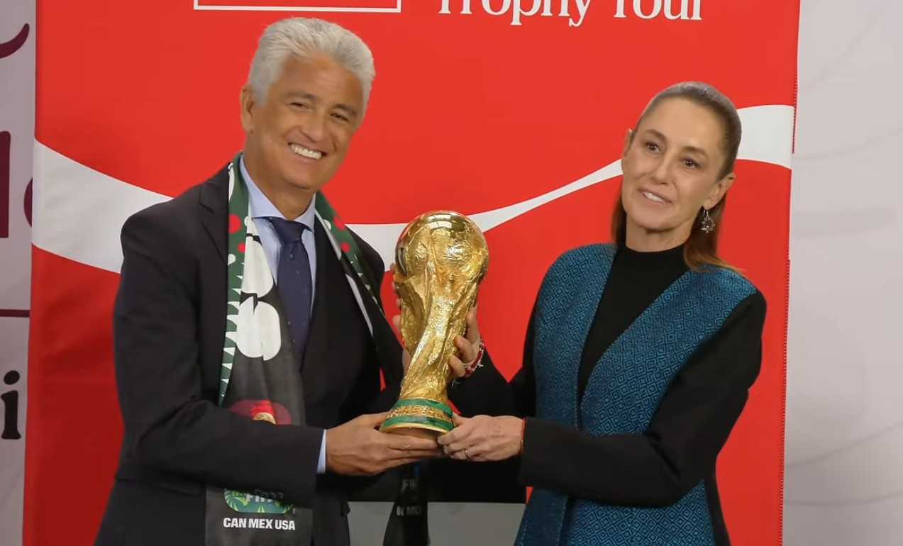 Sheinbaum recibe la Copa del Mundo en Palacio Nacional; anuncia 25 boletos gratis para ganadores del mundial social