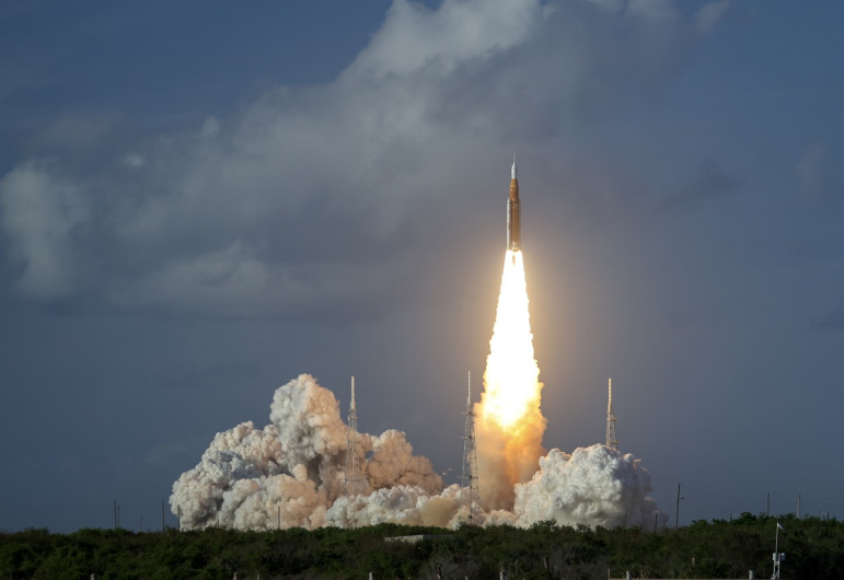 Artemis II inicia histórico viaje alrededor de la Luna tras exitoso despegue