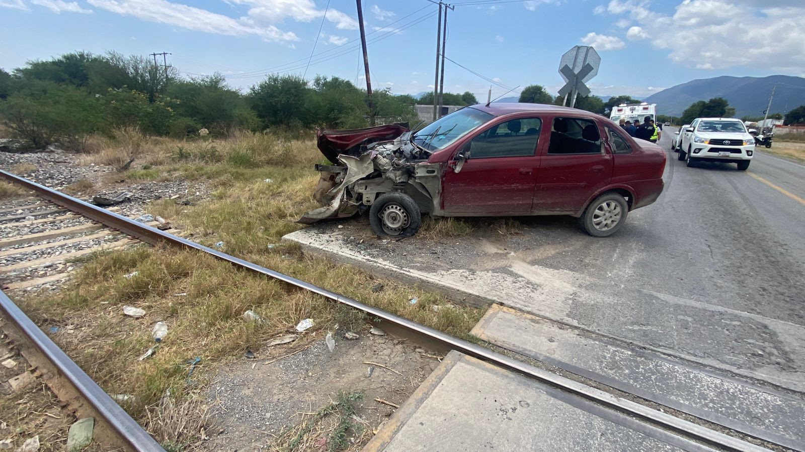 Chocan contra el tren y se salvan de milagro