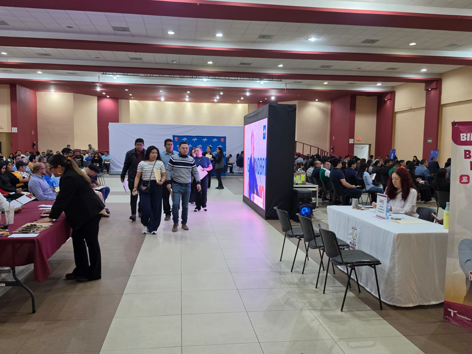 Ofrecen vacantes administrativas para profesionistas