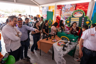 Rodeado de niños alegres, el gobernador Américo y el rector Dámaso Anaya disfrutaron de las amenidades de la UAT en el DIFzania 2026