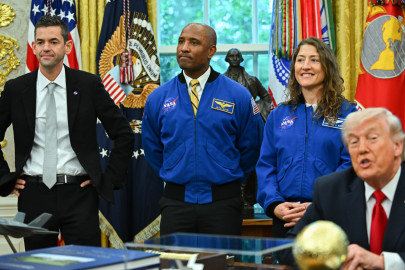 Trump reconoce a astronautas de Artemis II por histórica misión a la órbita lunar