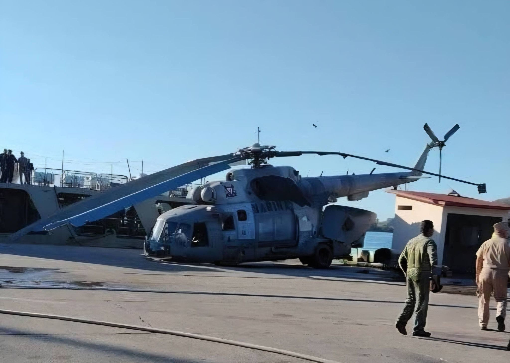 Helicóptero naval aterriza de emergencia en Mazatlán