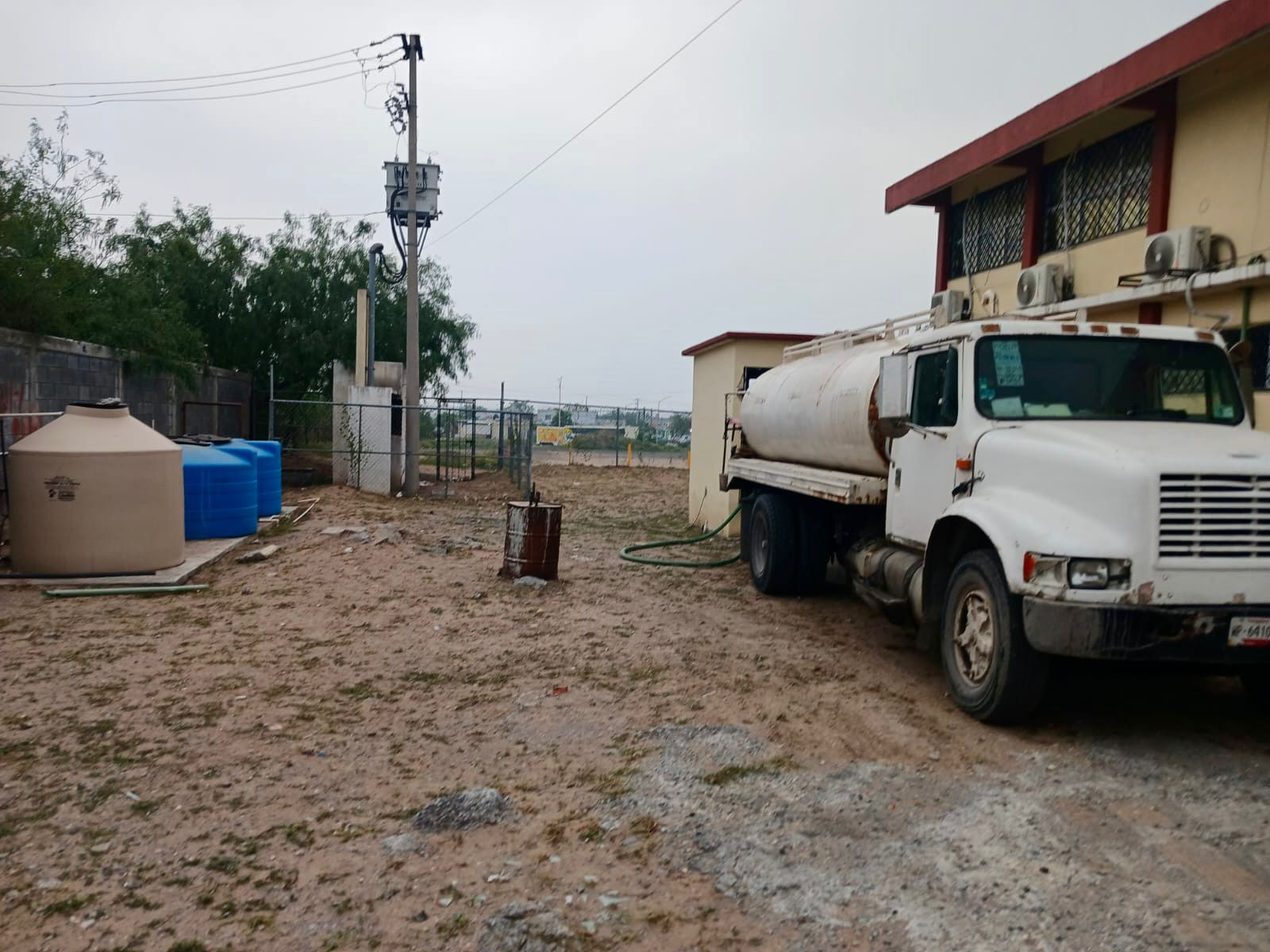 Abastece COMAPA de Reynosa con camiones cisterna a colonias del Sector Granjas
