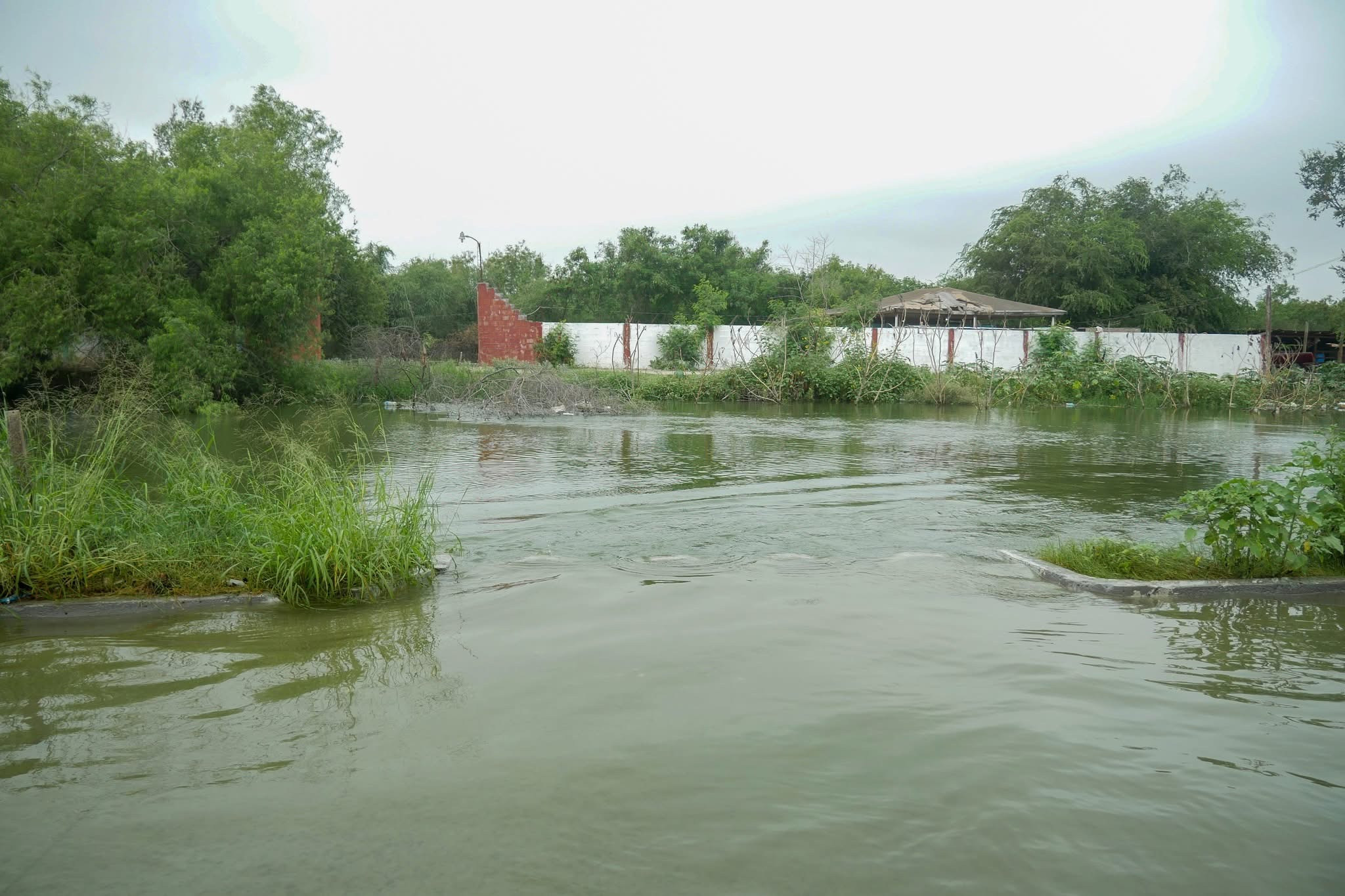 Restringen circulación en paso a desnivel por creciente del canal Rodhe