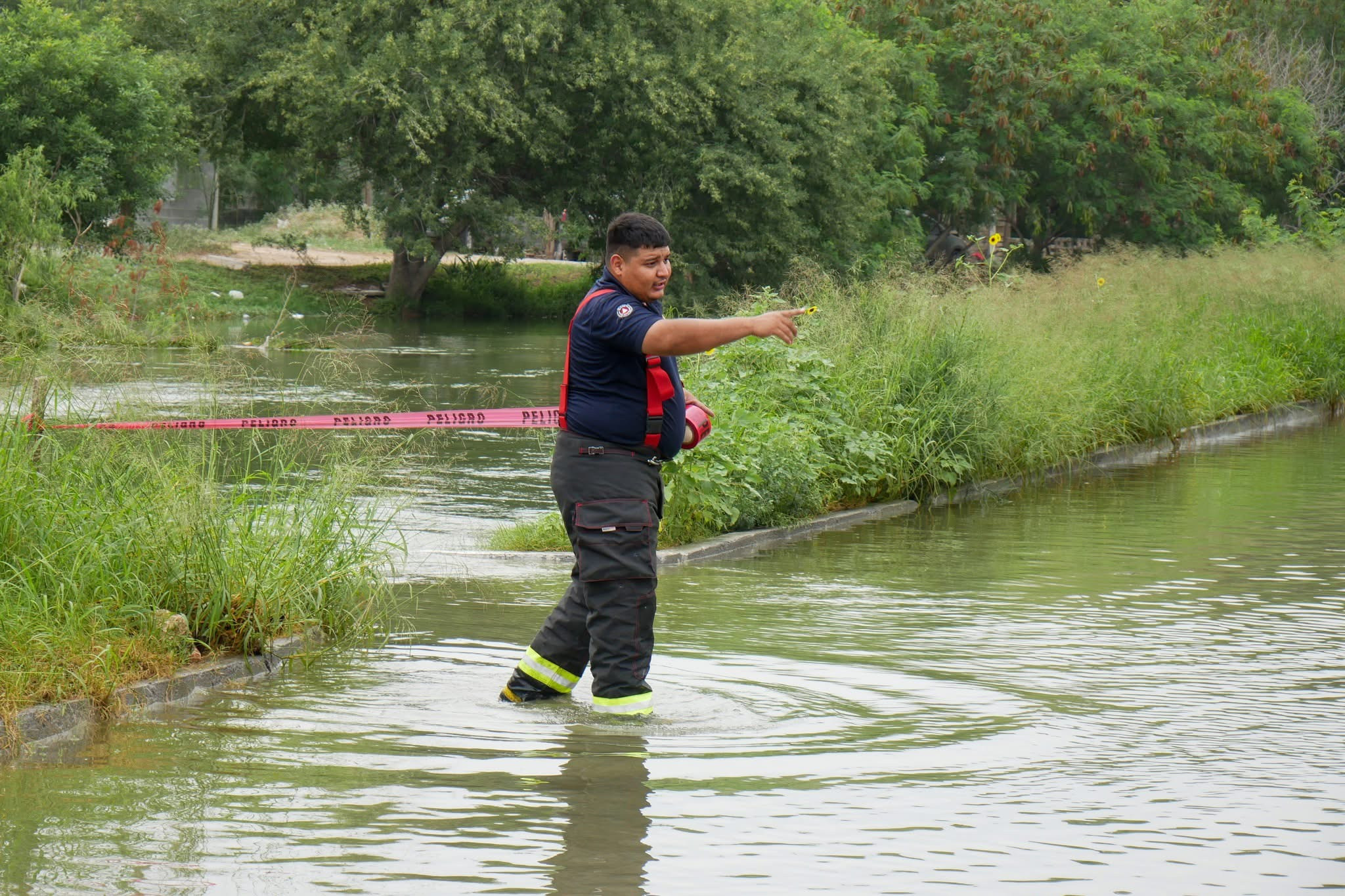 Restringen circulación en paso a desnivel por creciente del canal Rodhe