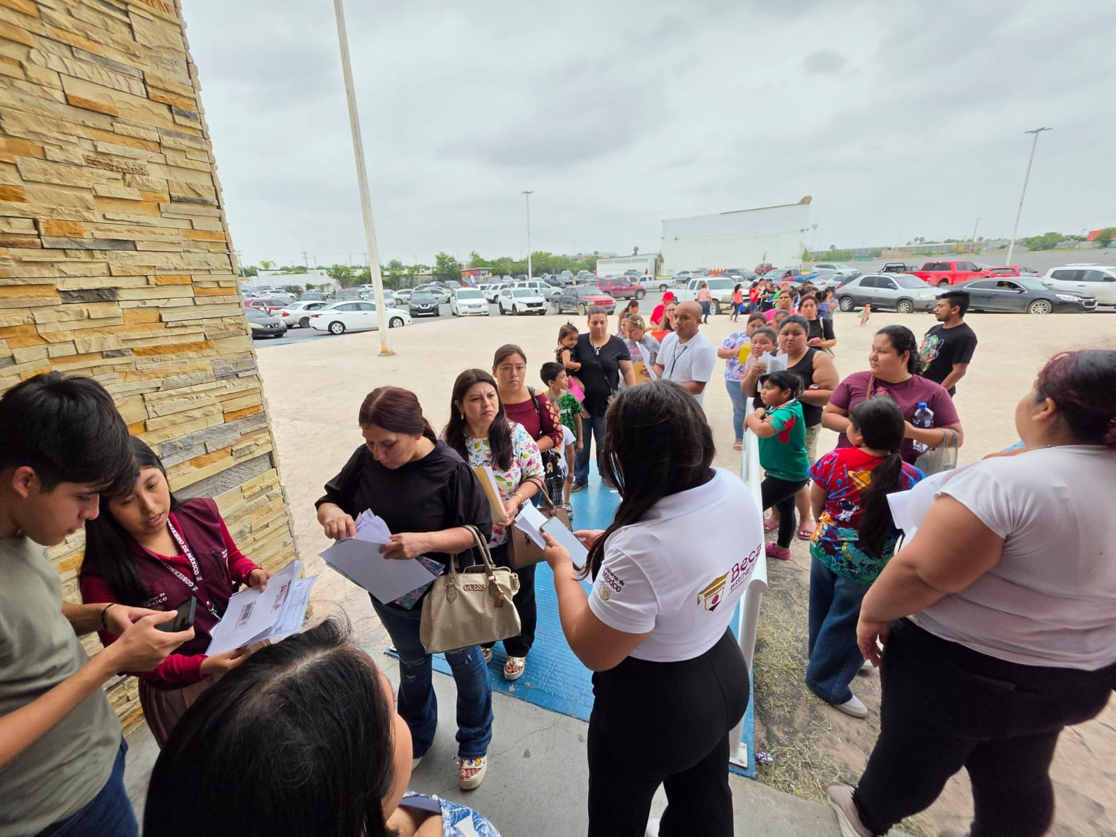 Inicia entrega de tarjetas de la Beca “Rita Cetina” en Nuevo Laredo