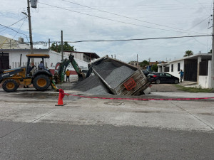 Socavón atrapa camión de carga en la colonia Cumbres