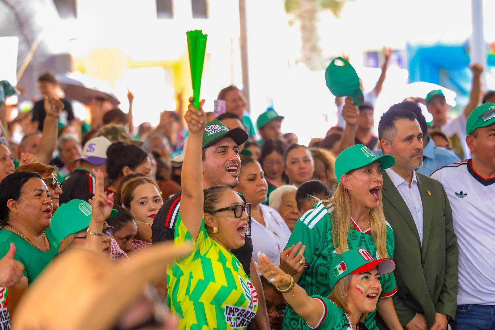 Convivió la senadora Maki Ortiz con aficionados al Futbol en transmisión de juego mundialista