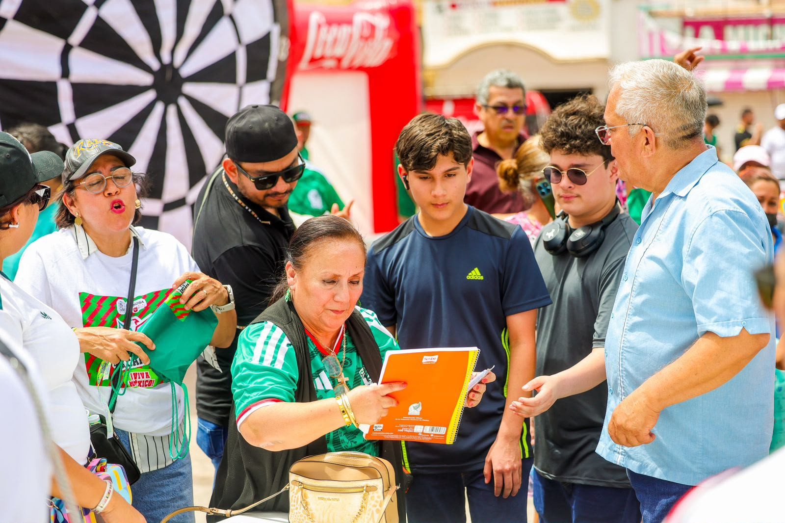 Convivió la senadora Maki Ortiz con aficionados al Futbol en transmisión de juego mundialista