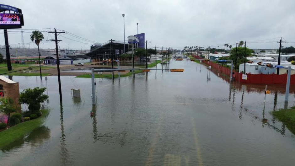 Weslaco declara desastre por inundaciones; habilitan refugio temporal