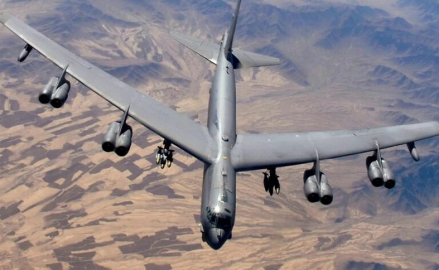 Se estrella bombardero B-52 de la Fuerza Aérea de EU tras despegar en California