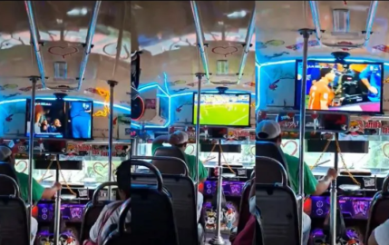 ¿Ingenio o irresponsabilidad? Chofer instala pantalla para seguir el Mundial durante su ruta