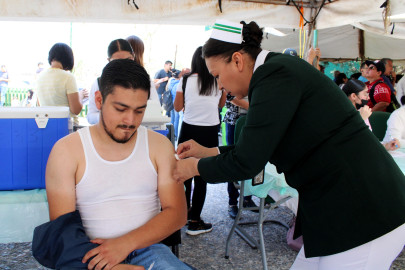 Vacunan contra el sarampión; Unidades 76 y 78 superan metas del IMSS
