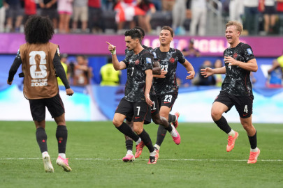 Canadá avanza a octavos con gol de último minuto ante Sudáfrica