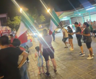 Afición vuelve a celebrar triunfo de México; despliegan operativo para evitar incidentes
