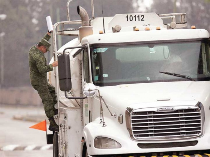 Desabasto de combustibles, un juego de vencidas que huachicoleros no ganarán: AMLO