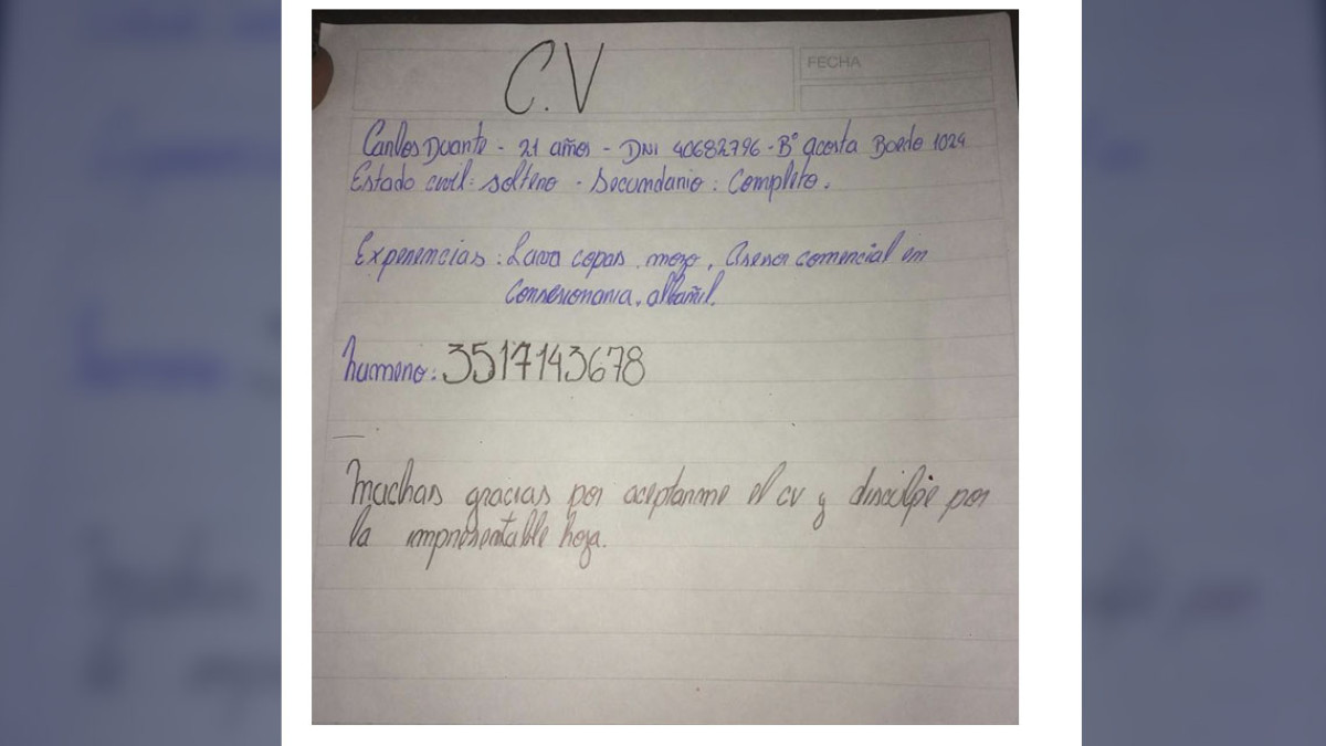 No tenía dinero para imprimir su CV y decide hacerlo a mano