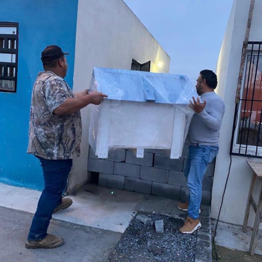 Donan casas para proteger a lomitos del frío