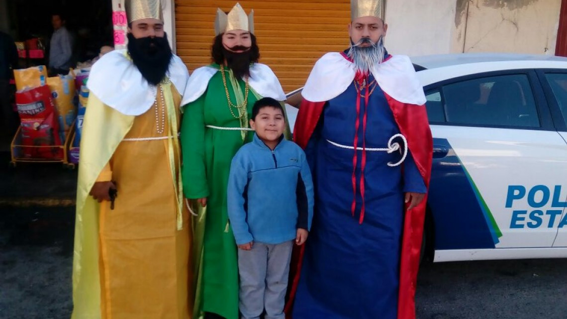 Policía Estatal entrega regalos y dulces a niños de sectores populares